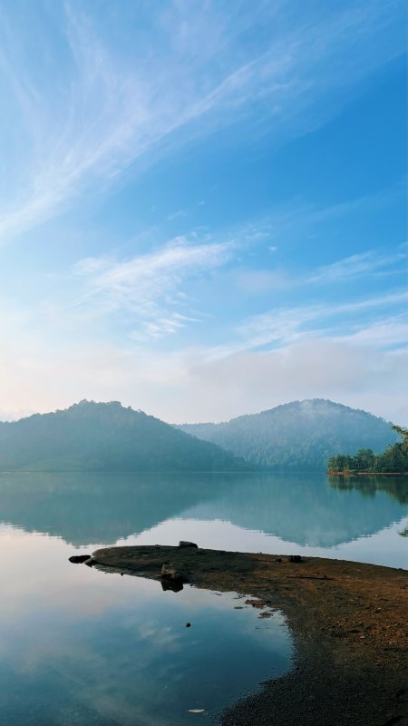 湖光山色晨雾缭绕蓝白风景手机壁纸