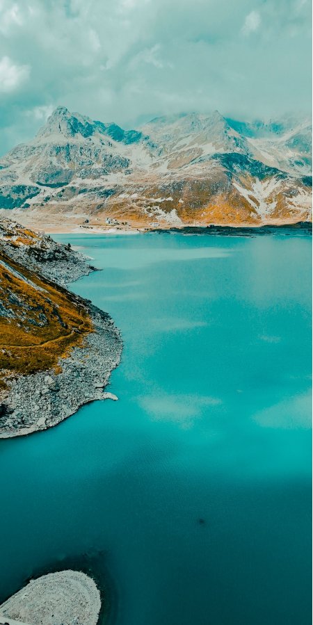 高山湖泊碧蓝倒影青灰风景手机壁纸