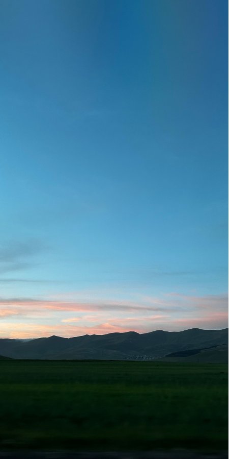 草原日落远山剪影蓝粉风景手机壁纸