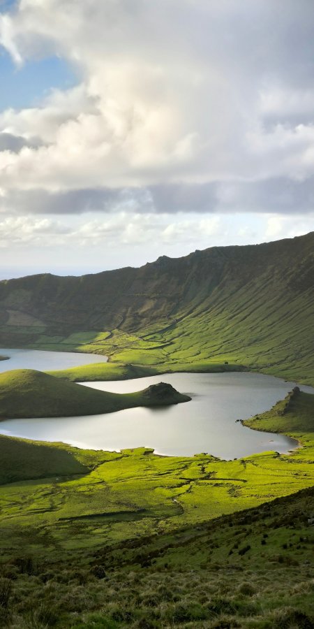 翠绿火山湖映云影蓝白风景手机壁纸