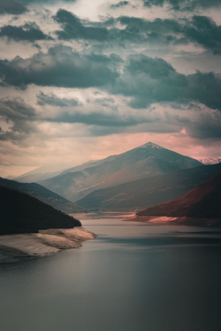 湖光山色云影层叠青灰风景手机壁纸