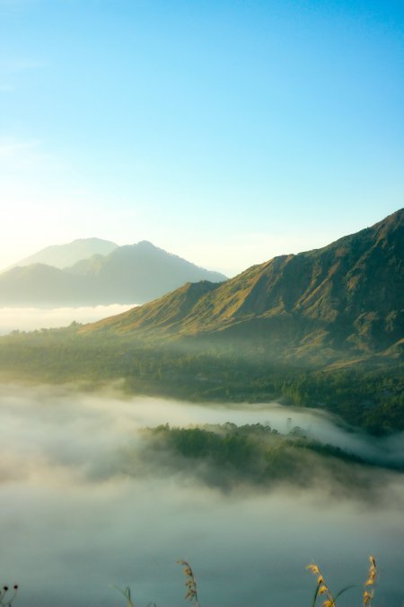 云海缭绕山峦叠翠蓝白风景手机壁纸
