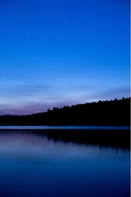 星空湖面倒影深蓝静谧风景手机壁纸