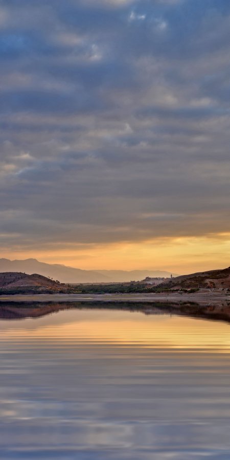 湖面倒影山峦夕阳金蓝风景手机壁纸