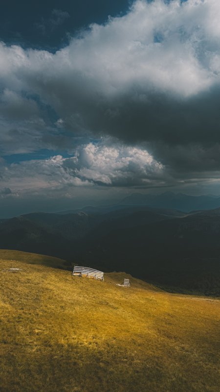 高山草甸木屋云海暗蓝风景手机壁纸