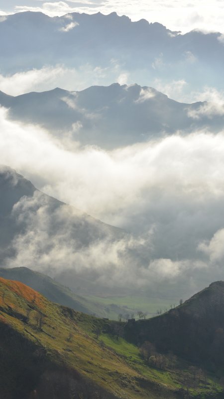 层峦叠嶂云海缭绕蓝灰风景手机壁纸
