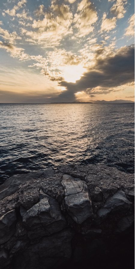 海面日落云层金光蓝灰风景手机壁纸