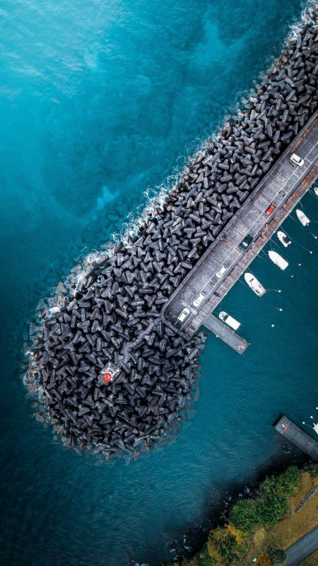 防波堤海港航拍蓝绿城市建筑手机壁纸