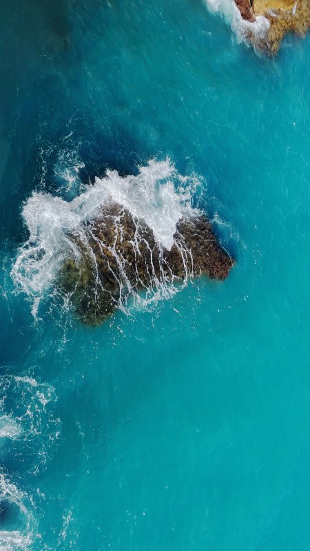碧海礁石浪花飞溅蓝白风景手机壁纸