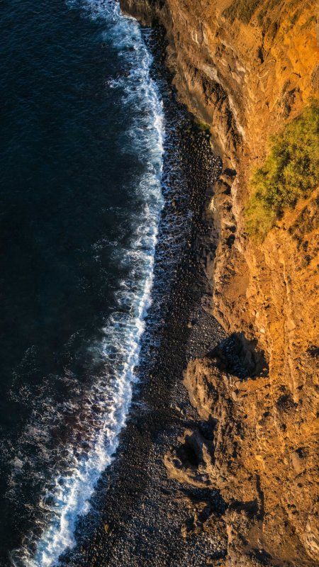 海岸悬崖海浪拍岸金棕蓝黑风景手机壁纸