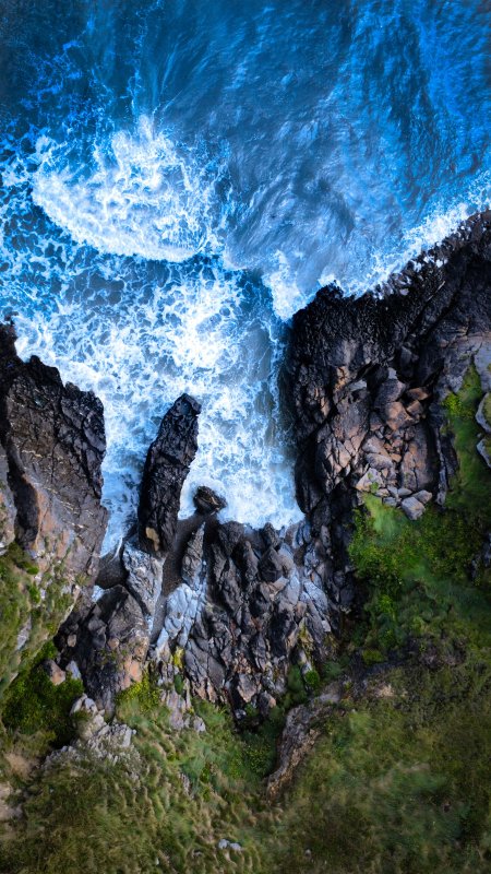 海浪拍击礁石蓝白自然风景手机壁纸