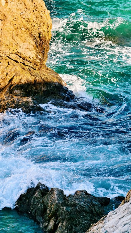 碧海拍岩浪花飞溅蓝绿风景手机壁纸