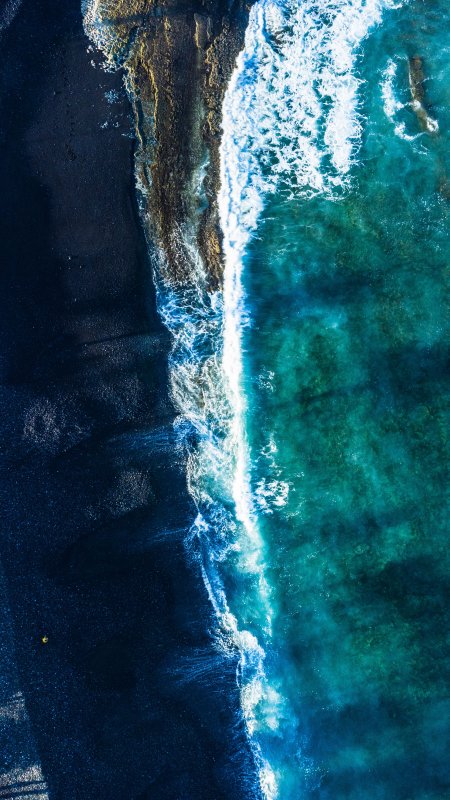 黑沙滩海浪拍岸蓝绿渐变风景手机壁纸