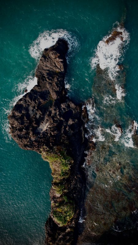 海蚀岩礁浪花飞溅蓝绿风景手机壁纸