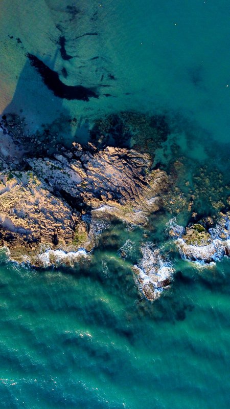 海岸礁石浪花拍岸蓝绿风景手机壁纸