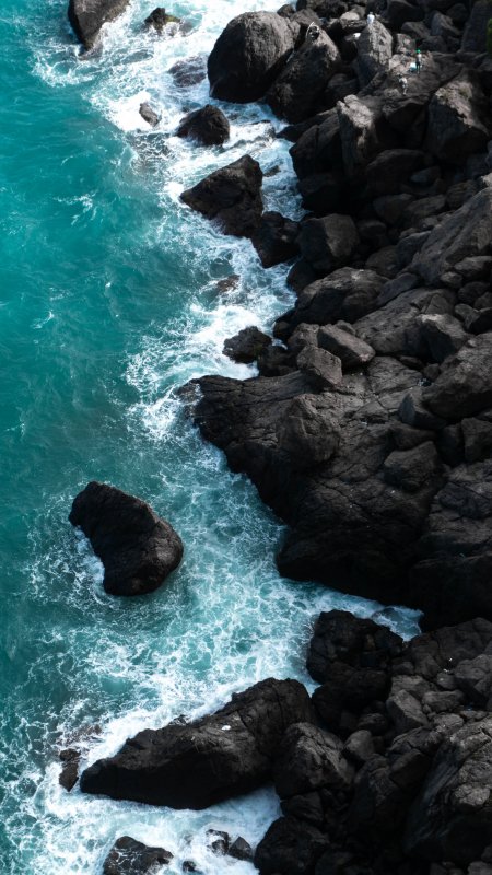 碧海拍岸黑岩礁蓝白风景手机壁纸