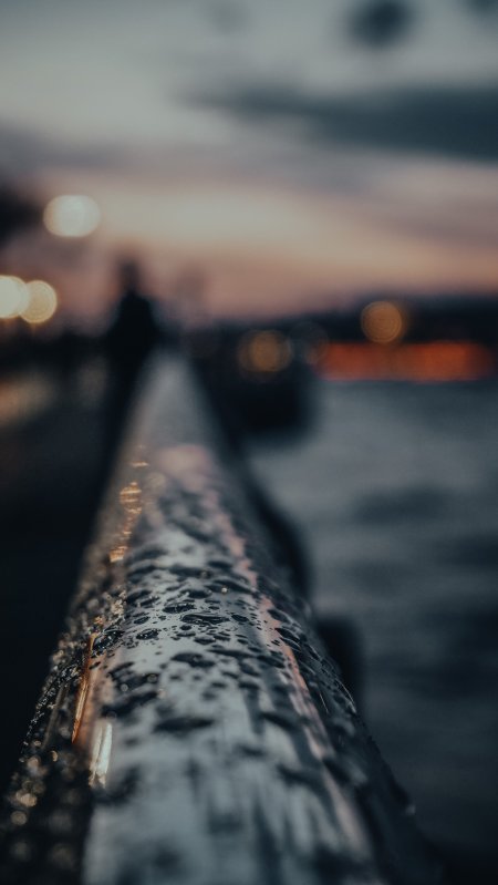 雨后栏杆水珠倒影黄昏蓝灰风景手机壁纸