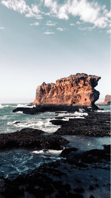 海蚀岩礁浪花拍岸蓝白风景手机壁纸