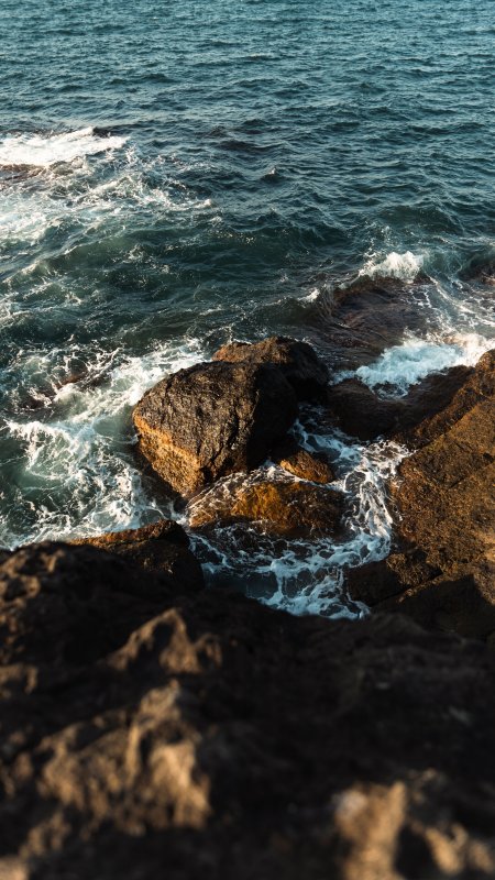 海浪拍打礁石蓝绿白风景手机壁纸