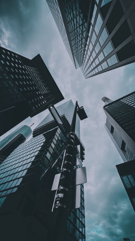 摩天大楼仰拍视角青灰城市建筑手机壁纸