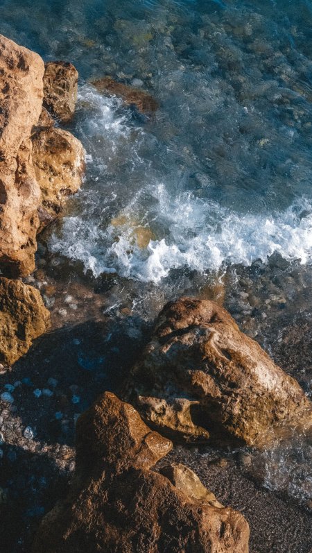 大海海浪拍打礁石蓝白自然风景手机壁纸