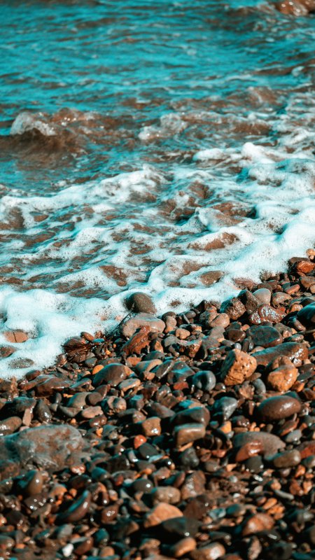 海浪轻拍鹅卵石滩蓝白自然风景手机壁纸