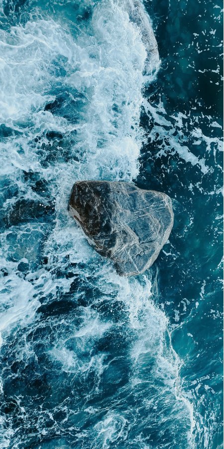 大海海浪拍打礁石蓝白风景手机壁纸