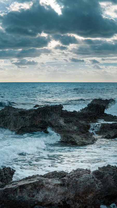 海浪拍打礁石蓝灰风景手机壁纸
