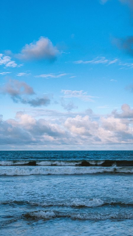 海浪轻涌白云点缀蓝白风景手机壁纸
