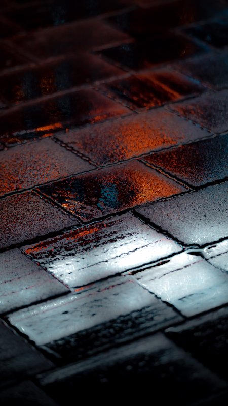 雨夜湿砖反光橙蓝城市建筑手机壁纸