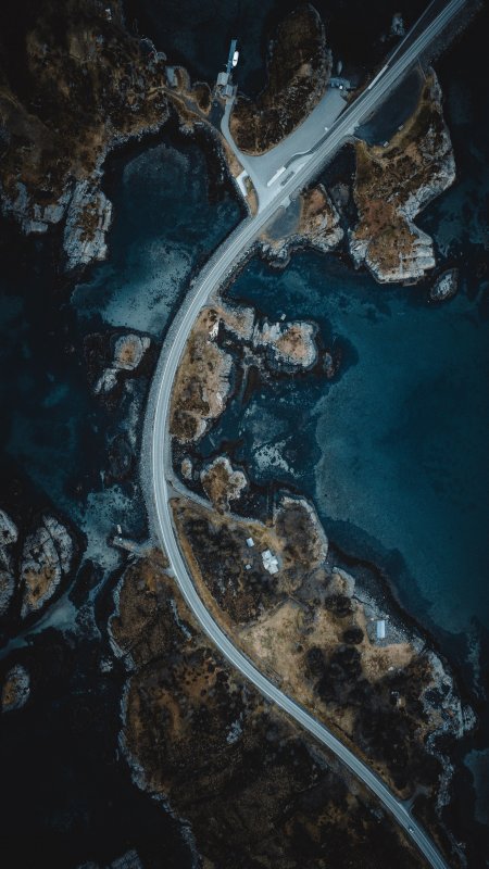 蜿蜒海岸公路俯瞰深蓝岛屿风景手机壁纸