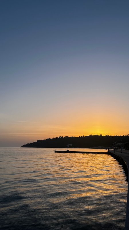 海面夕阳余晖金橙渐变风景手机壁纸
