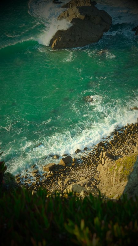 碧海拍岩白浪翻涌青绿风景手机壁纸