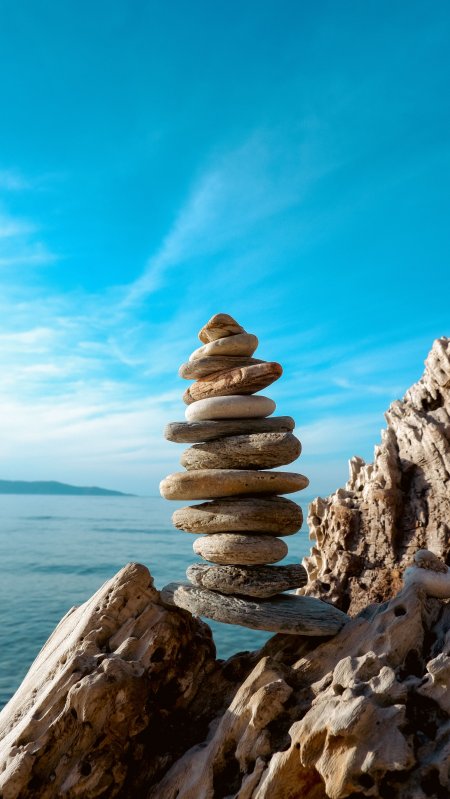 海边叠石平衡艺术蓝白风景手机壁纸