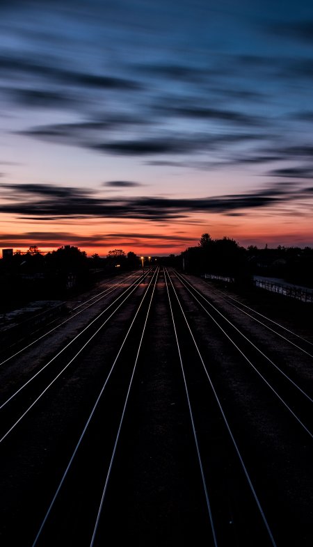 铁路轨道延伸夕阳余晖蓝紫风景手机壁纸