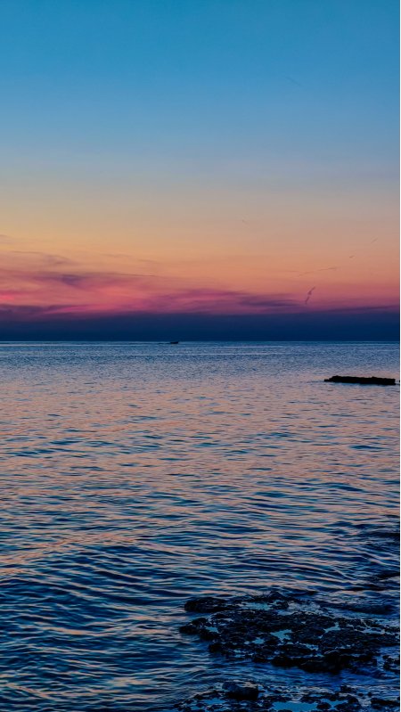 海面夕阳余晖粉紫渐变风景手机壁纸