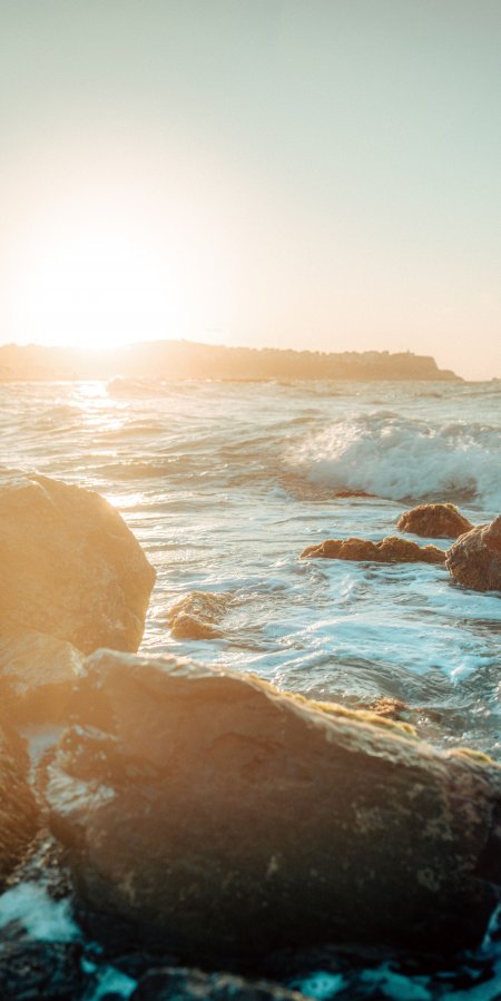 海浪拍岸夕阳金辉蓝白风景手机壁纸