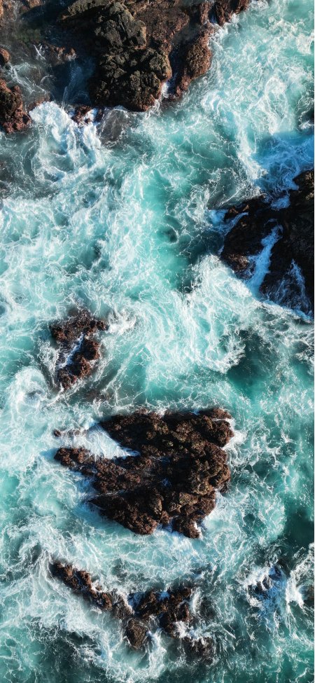 海浪浪花拍打礁石蓝白风景手机壁纸