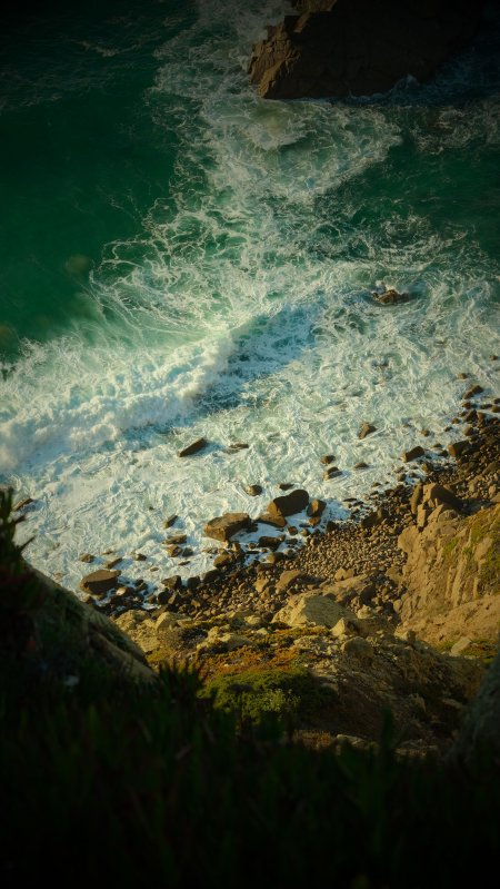 碧海浪花拍岸礁石青绿风景手机壁纸