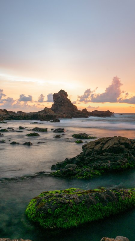 海边礁石日落余晖蓝橙风景手机壁纸