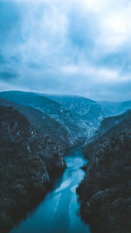 峡谷河流蜿蜒深蓝冷调风景手机壁纸