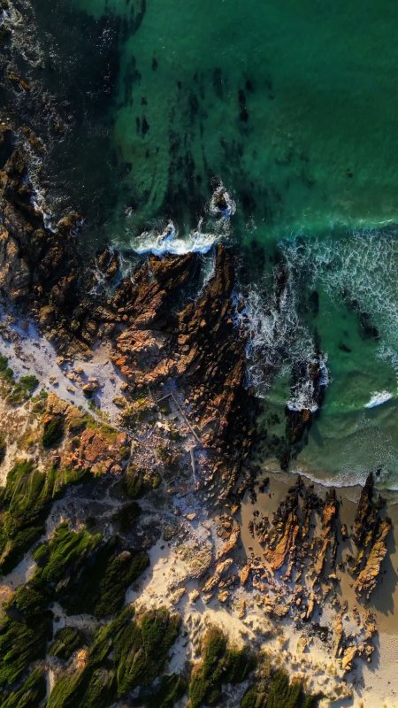 海岸礁石浪花拍岸碧绿风景手机壁纸