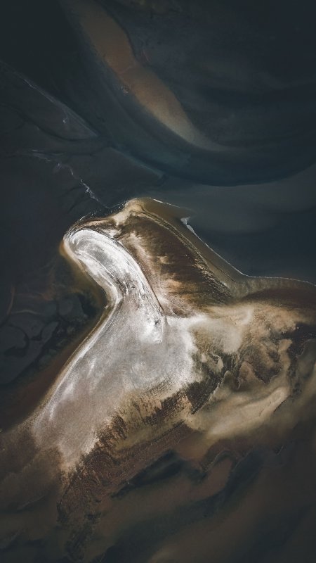 河口滩涂蜿蜒曲线棕灰自然风景手机壁纸