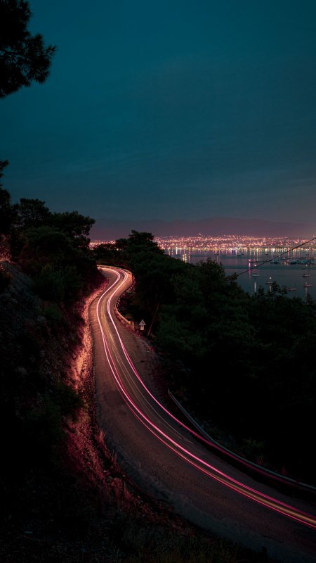 蜿蜒山路车灯轨迹夜景蓝紫风景手机壁纸