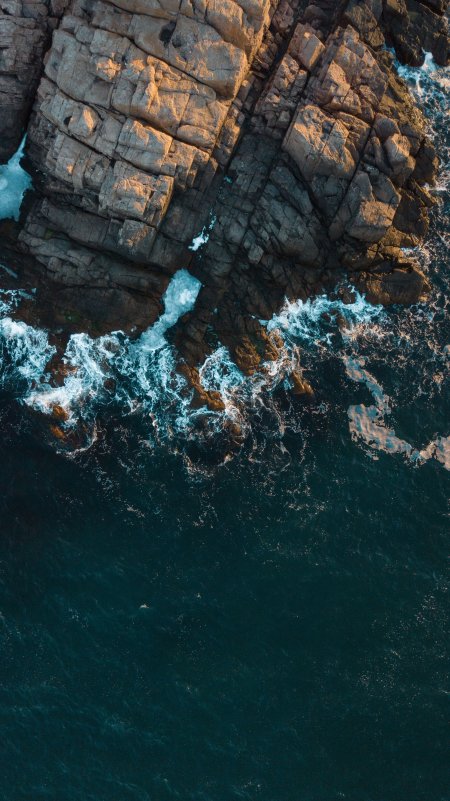 海岸礁石浪花拍打蓝绿风景手机壁纸
