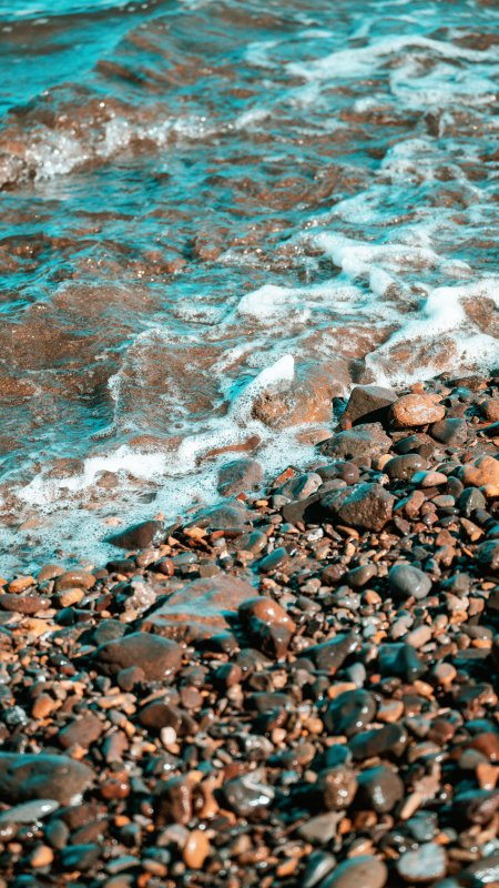海浪轻拍鹅卵石滩蓝白风景手机壁纸