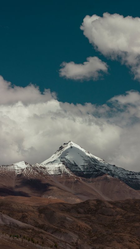 雪山巍峨云海环绕蓝白风景手机壁纸