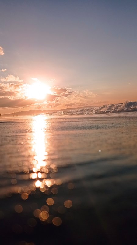 海边日落余晖波光粼粼暖金风景手机壁纸