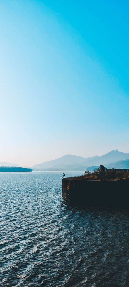 湖畔一人跃水蓝天自然风景手机壁纸