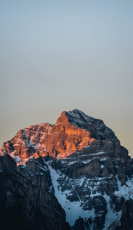 雪山峰顶夕照金辉蓝灰风景手机壁纸